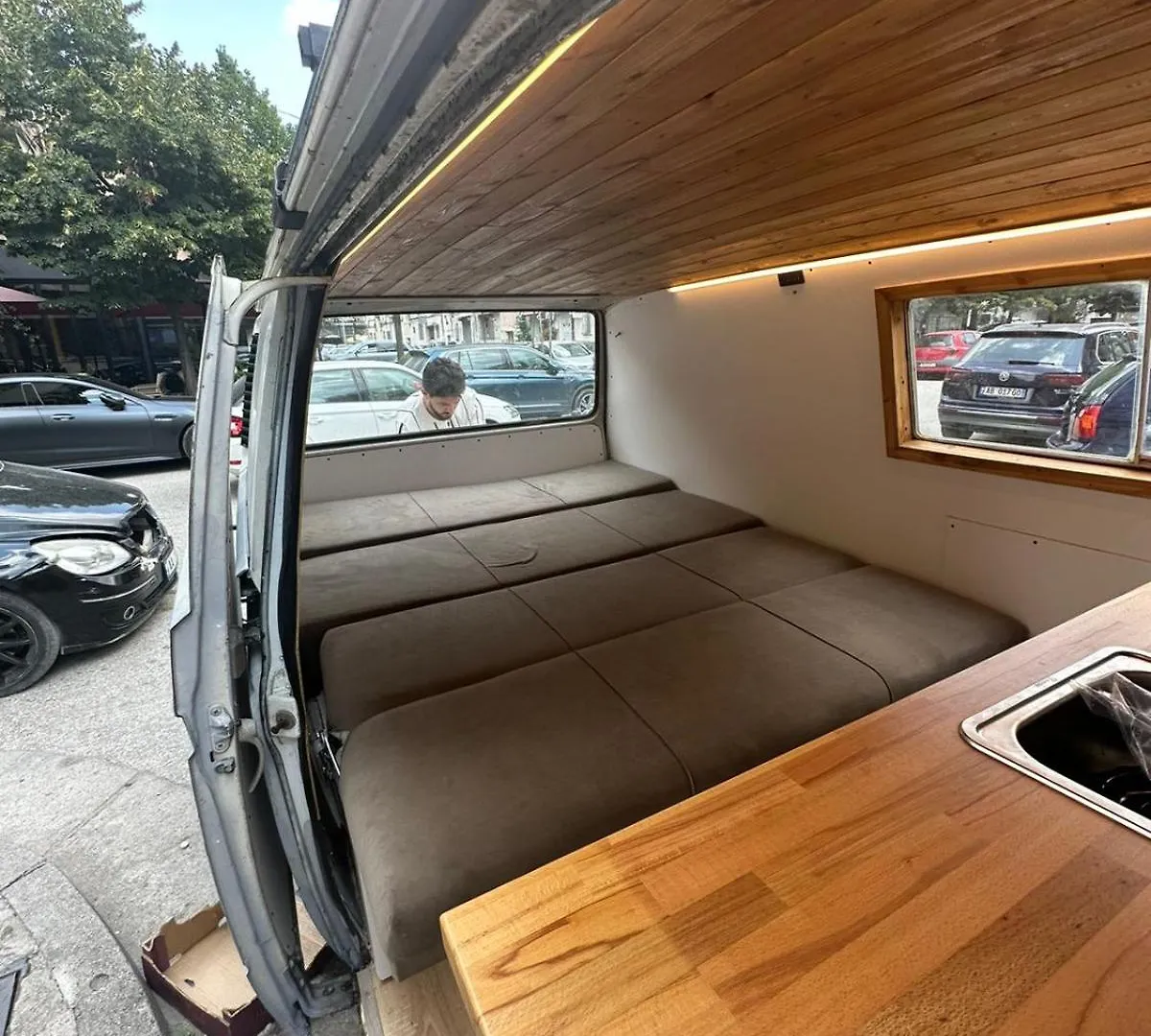 אתר קמפינג טיראנה Rent Van Oliver