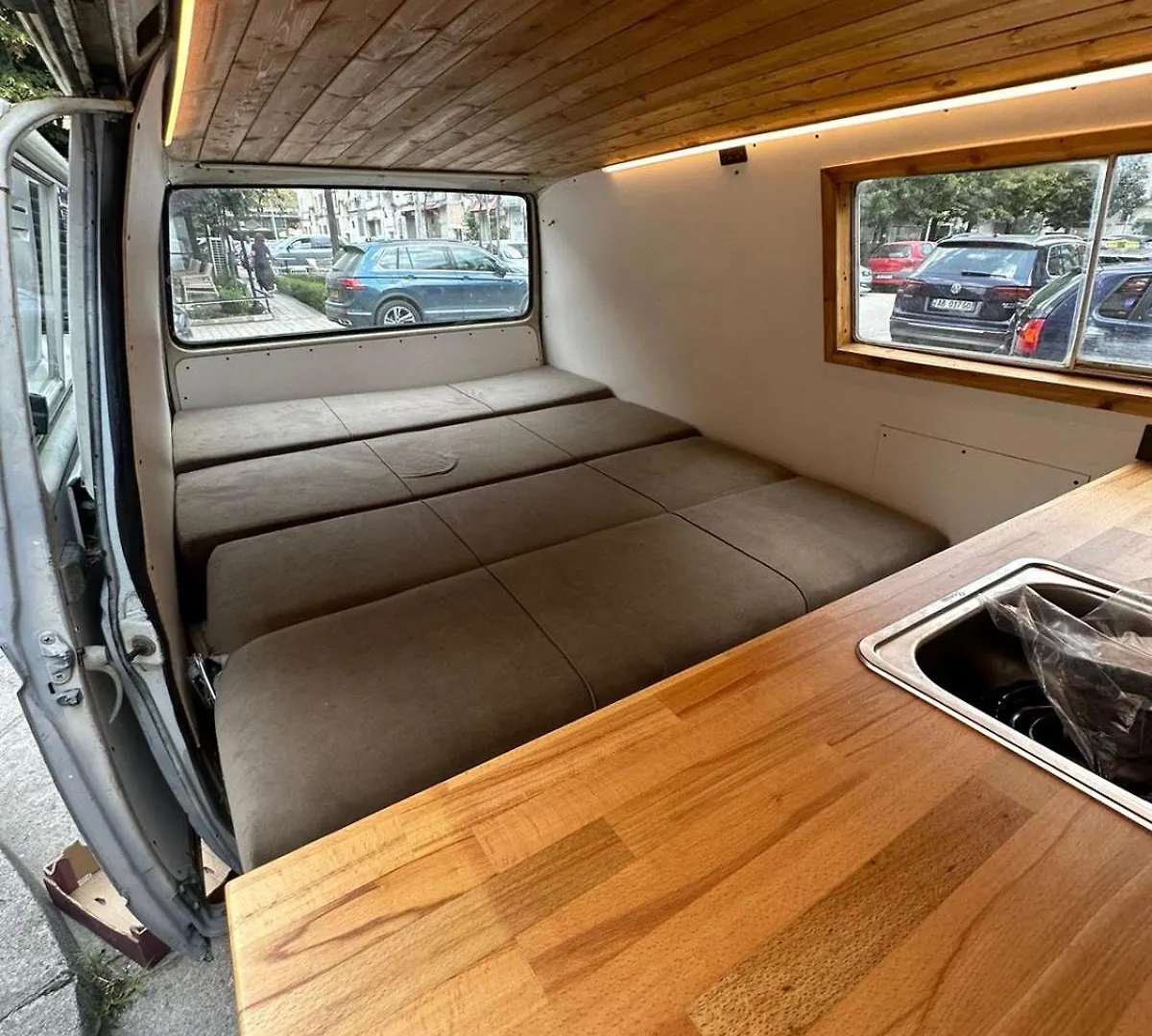 טיראנה Rent Van Oliver 0*,  אלבניה